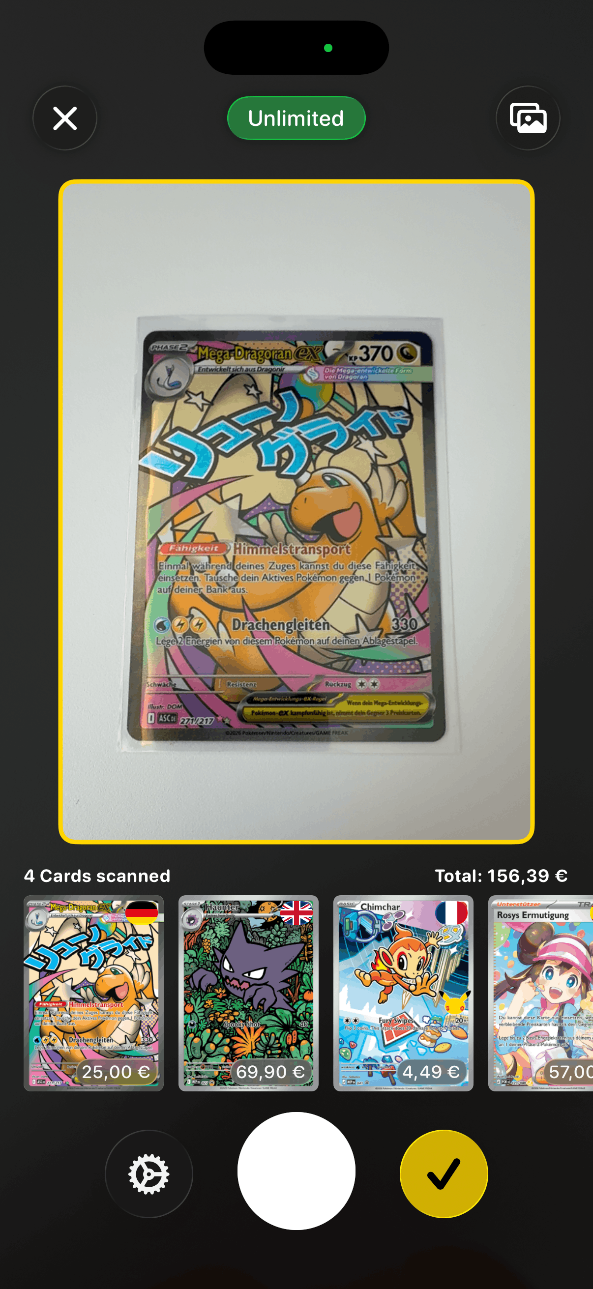 Escáner de Pokefolio reconociendo varias cartas Pokemon con precios
